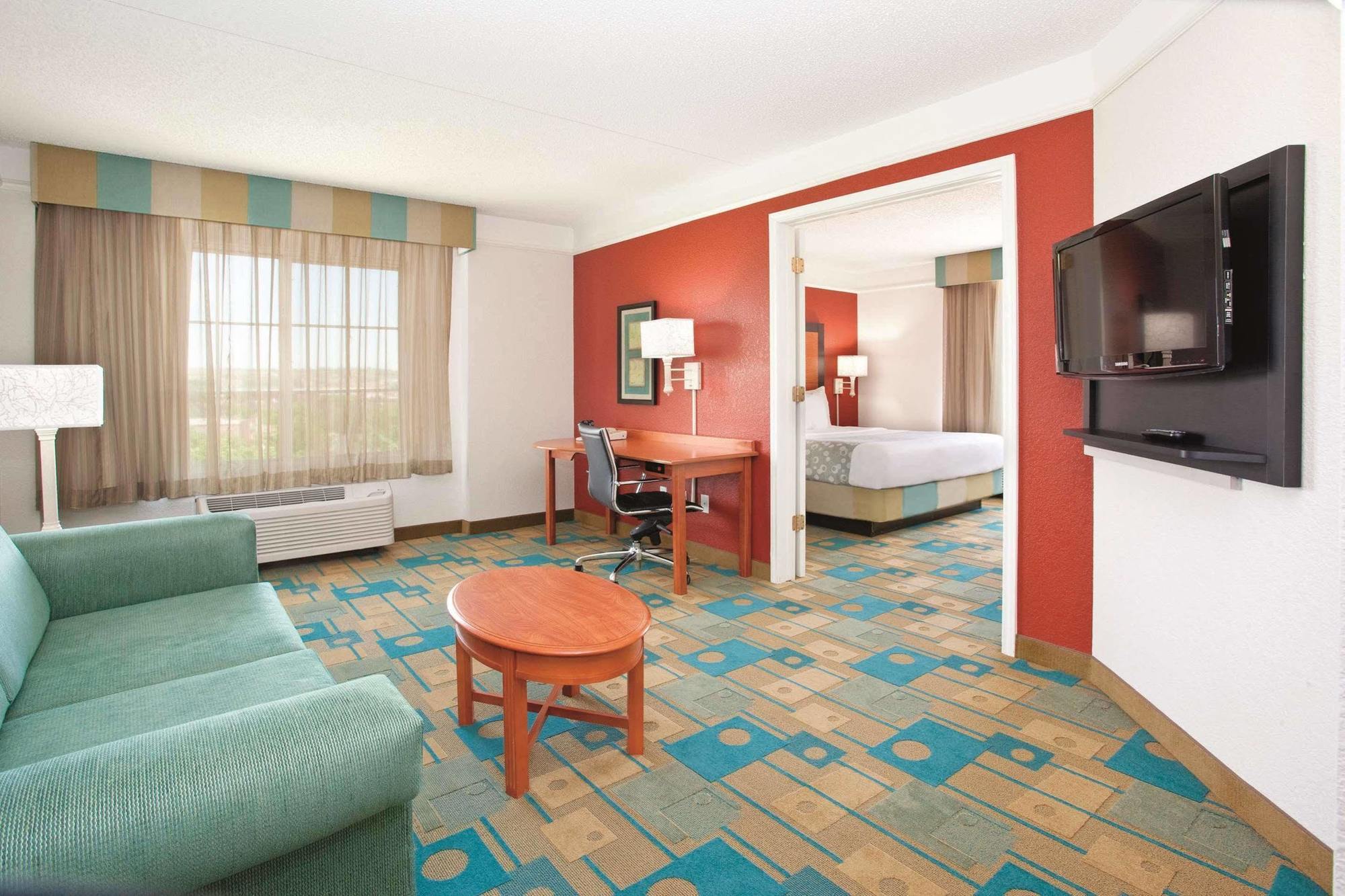 Hampton Inn Colorado Springs-Airport Exterior photo