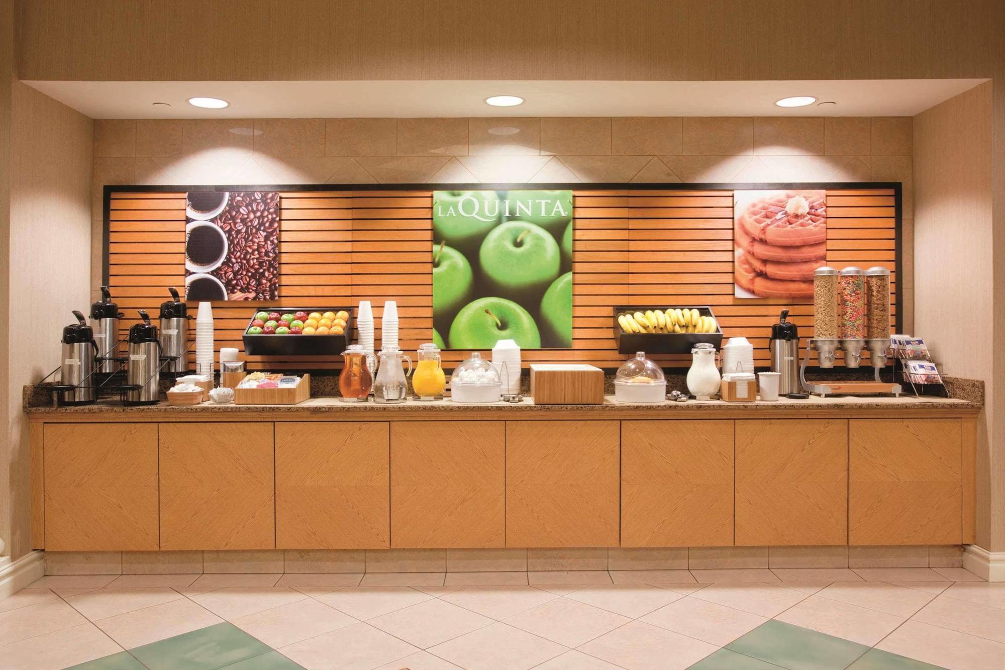 Hampton Inn Colorado Springs-Airport Exterior photo